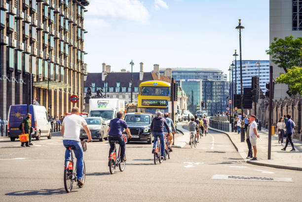 rowerzyści w westminster, w centrum londynu - bicycle london england cycling safety zdjęcia i obrazy z banku zdjęć