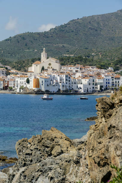 średniowieczna wioska cadaques na costa brava katalonia hiszpania europa - cadaques zdjęcia i obrazy z banku zdjęć