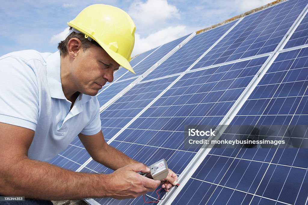 Homme installation de panneaux solaires - Photo de Panneau solaire libre de droits