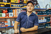 junger-latiner-der-im-baumarkt-arbeitet.jpg?b=1&s=170x170&k=20&c=0aZa3kRllDFS1zv-aCdqgS5UfVqorrJkSa2eYNN8jSk=