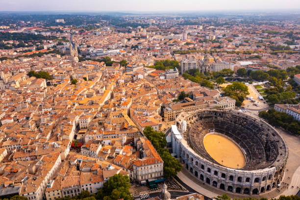 вид с воздуха на исторический район нима с видом на римский амфитеатр - nimes стоковые фото и изображения