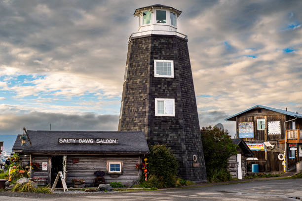 il famoso faro di homer spit e il pub salty dawg salon - homer foto e immagini stock