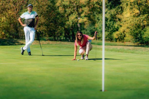 kobieta grająca w golfa, czytająca zielone - sport tee day tee box zdjęcia i obrazy z banku zdjęć