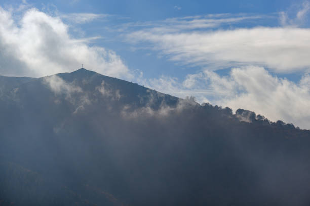 日光と秋の山の田園地帯の朝霧雲。 ウクライナ、カルパティア山脈、ボルジャバ山脈、トランスカルパチア。 - cross autumn sky beauty in nature ストックフォトと画像