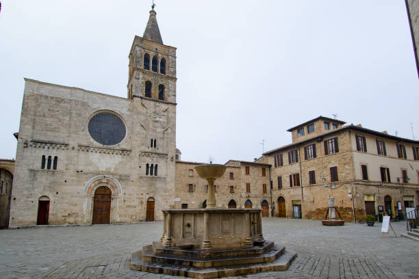 istock Piazza Filippo Silvestri, Bevagna 1353458677