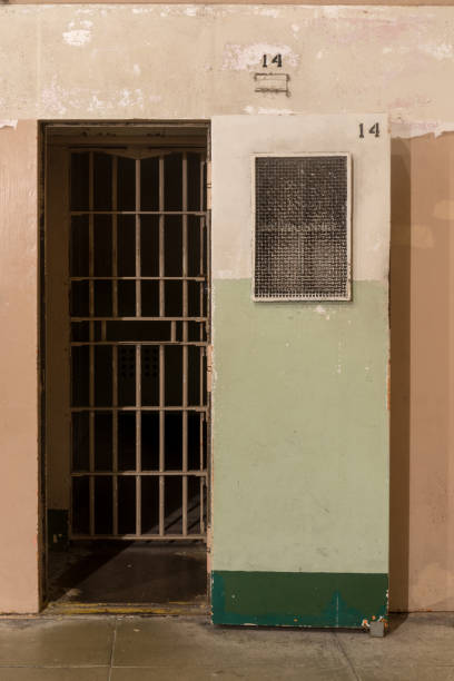 "d" bloqueia a entrada "dark cell" na prisão de alcatraz, usada para confinamento solitário, conhecida como unidade de tratamento especial (s.t.u.). - solitary confinement - fotografias e filmes do acervo