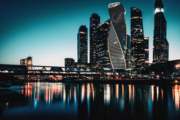 モスクワ、ロシア - 4月10、2021:夜、モスクワシティ国際ビジネスセンターのパノラマビュー。 - moscow russia russia river panoramic ストックフォトと画像