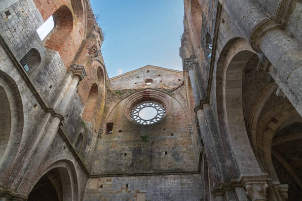 abbazia di san galgano (ursprünglicher name), die ruine einer alten kathedrale mit eingestürztem dach, in der toskana, italien. innenansicht - san galgano stock-fotos und bilder