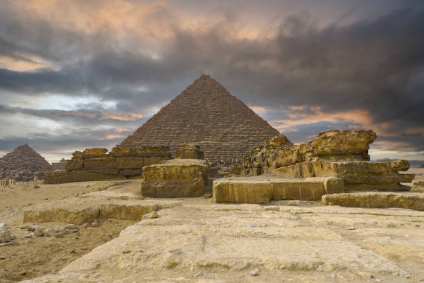 a pirâmide de khafre na necrópole de gizé. - pyramid of mycerinus - fotografias e filmes do acervo