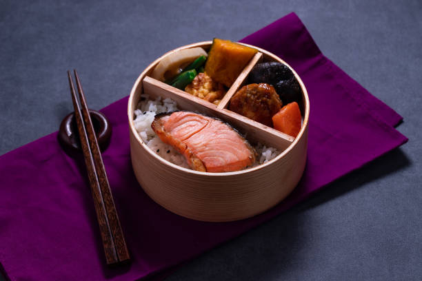 boîte à lunch japonaise en bois, magewappa - japanese bento photos et images de collection