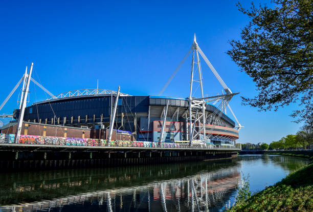 extérieur du cardiff millennium stadium avec reflet dans la rivière taff - cardiff millennium centre photos et images de collection