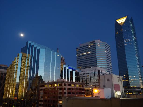 nuit de la ville - oklahoma oklahoma city city skyline photos et images de collection