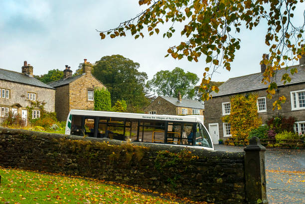 ônibus local na vila de downham no vale ribble - ribble - fotografias e filmes do acervo