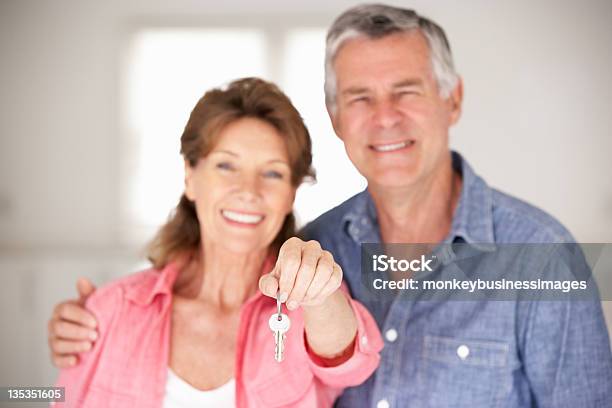 Foto de Sênior Casal Movendose Para Nova Casa e mais fotos de stock de Chave - Chave, Segurar, Terceira idade