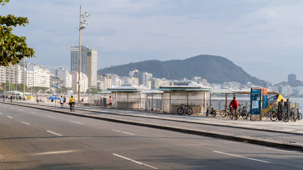 blick von der copacabana avenue - brazil bicycle rio de janeiro outdoors stock-fotos und bilder