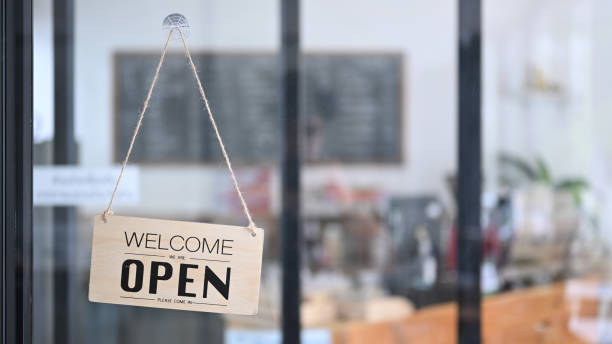 abra el letrero a través del vidrio de la puerta en la cafetería o el restaurante. - open sign fotografías e imágenes de stock