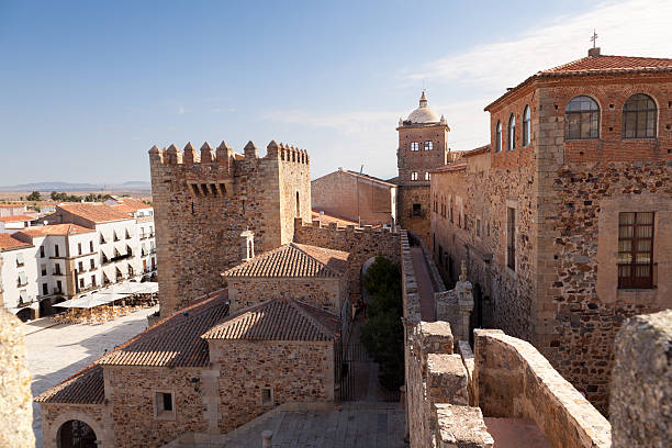 caceres monumental centro de la ciudad, españa - caceres fotografías e imágenes de stock