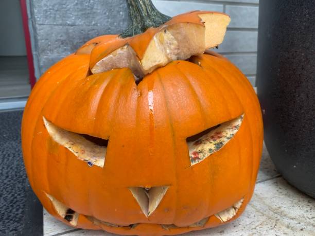 halloweenowa dynia przed wyrzuceniem - garbage food compost unpleasant smell zdjęcia i obrazy z banku zdjęć