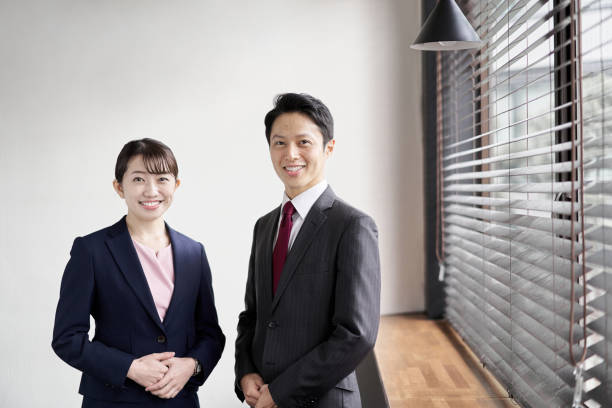 笑顔で立つアジアのビジネスパーソン - hire recruitment business working ストックフォトと画像