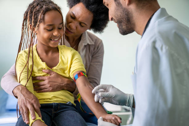 pediatra tira sangue de uma criança paciente. conceito de coronavírus de teste de anticorpos de saúde - blood disease - fotografias e filmes do acervo