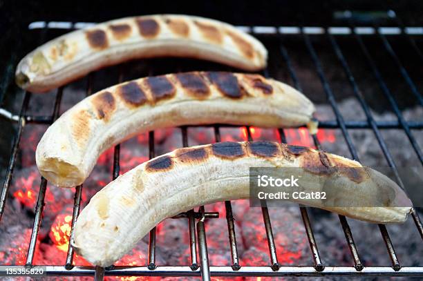 Bananas En La Parrilla Foto de stock y más banco de imágenes de Parrillera - Parrillera, Plátano - Fruta tropical, Alimento