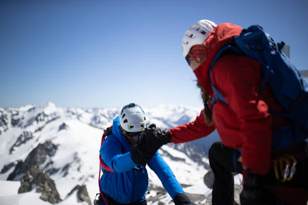 mountain climbers - achievement mature adult adult mountain range imagens e fotografias de stock