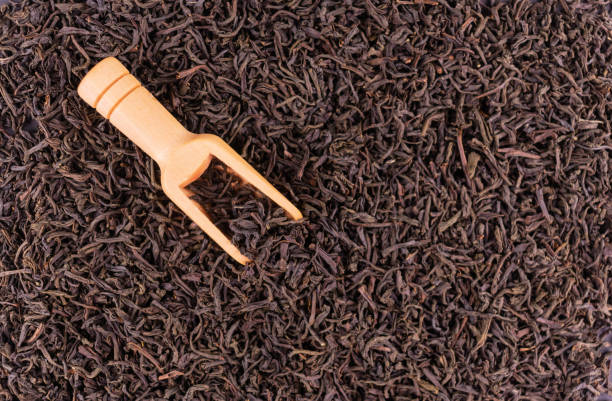 dried black tea leaves background. - friable imagens e fotografias de stock