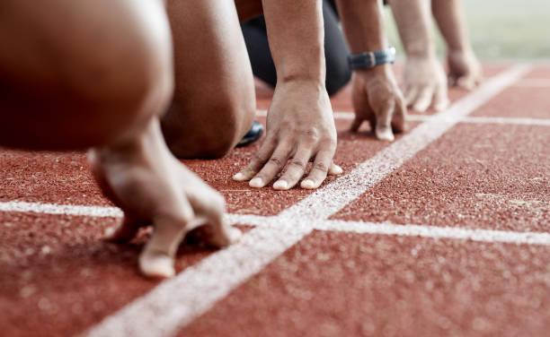 photo d’un groupe d’athlètes prêts à prendre le départ d’une course - athlete photos et images de collection