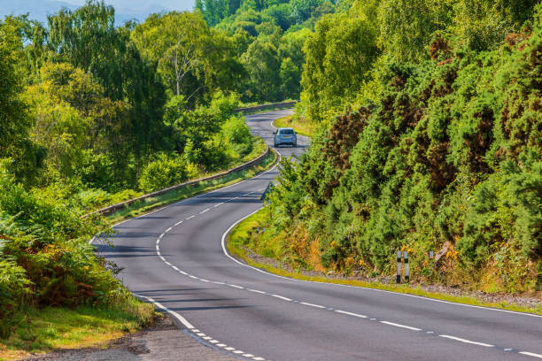 samochód na drodze z zakrętami w szkocji - road winding road car country road zdjęcia i obrazy z banku zdjęć