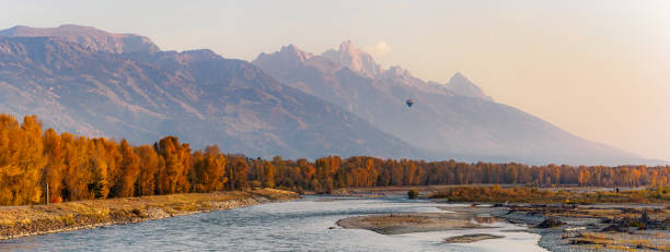 snake river près de jackson wyoming grand tetons panoramique soft background - wyoming teton range jackson hole autumn photos et images de collection