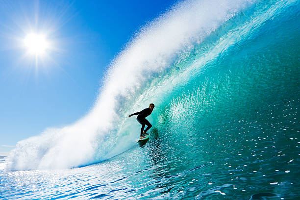 du surf - vague déferlante photos photos et images de collection