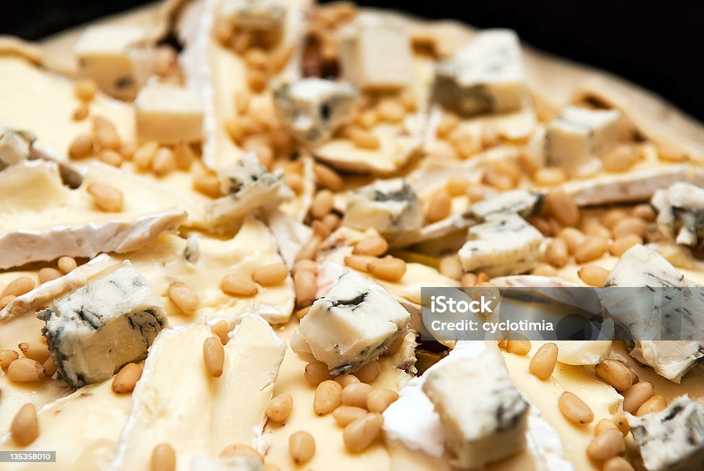 Pera, pastel de queso gorgonzola y brie - Foto de stock de Al horno libre de derechos