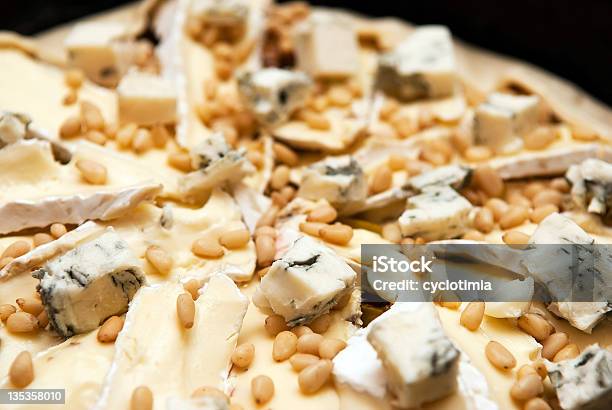 Pera Pastel De Queso Gorgonzola Y Brie Foto de stock y más banco de imágenes de Al horno - Al horno, Alimento, Amarillo - Color