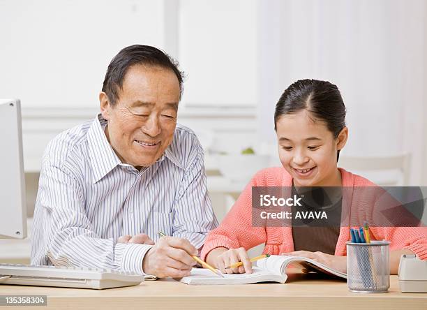 Studente Ascoltando Nonno Spiegare Compito - Fotografie stock e altre immagini di 10-11 anni - 10-11 anni, 65-69 anni, Adolescente