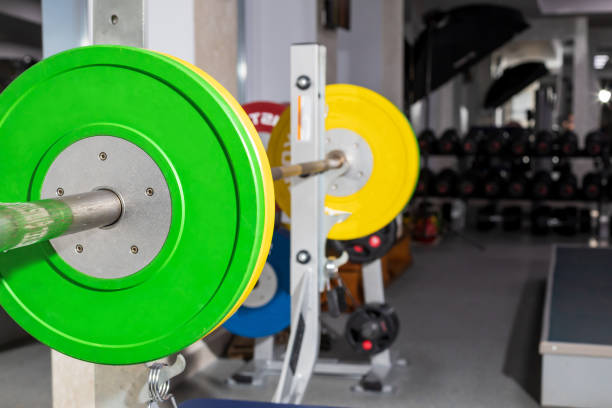 giá đỡ với các thanh có nhiều màu sắc khác nhau. thiết bị thể thao - massa tuscany hình ảnh sẵn có, bức ảnh & hình ảnh trả phí bản quyền một lần