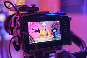 eine-backstage-aus-der-studioplatte-der-lustigen-blonden-bloggerin-die-ihre-weihnachtsepisode.jpg?b=1&s=170x170&k=20&c=pmGIAhAQUYhLTt3p0GgVM46AAQDzZYR0BP_cLEofKjs=