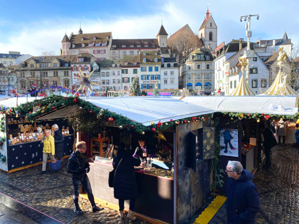 menschen einkaufen auf dem weihnachtsmarkt in basel, schweiz - weihnachtsmarkt basel stock-fotos und bilder