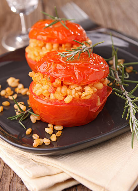 gefüllte tomaten mit weizen - stuffed tomato stock-fotos und bilder