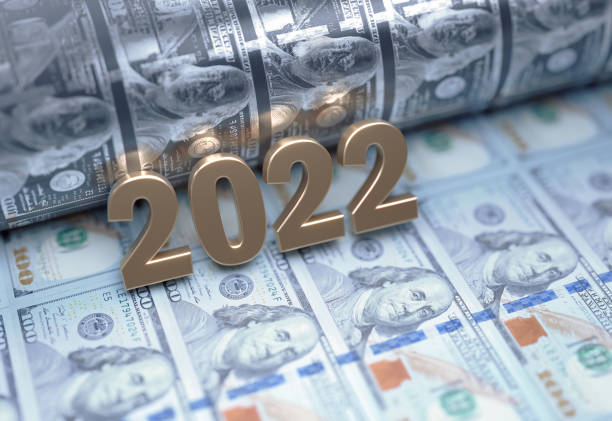 złoty kolor 2022 siedząc nad amerykańskimi banknotami dolarowymi - drukowanie pieniędzy i koncepcja inflacji - stock market stock exchange banking stock market data zdjęcia i obrazy z banku zdjęć