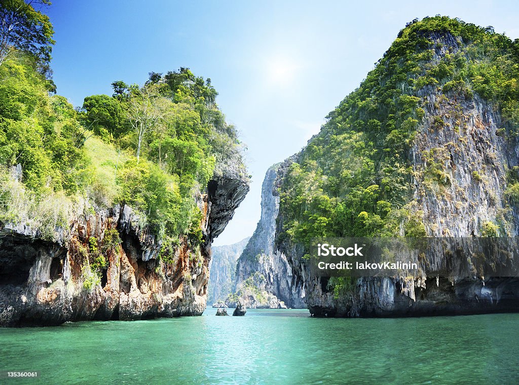 Rochas e mar em Krabi, Tailândia - Foto de stock de Azul royalty-free