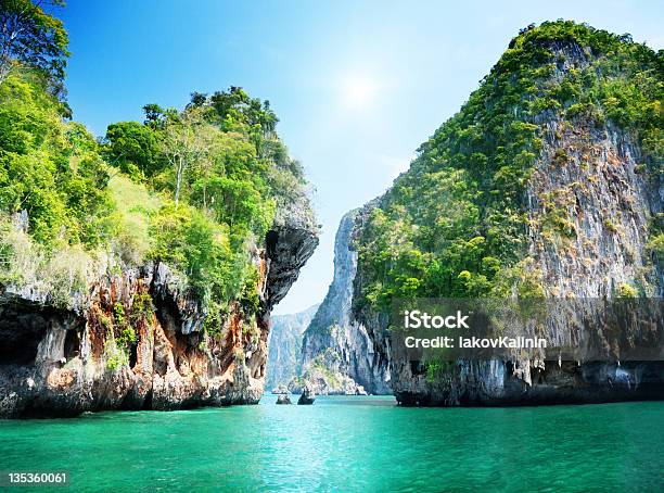 Скалы И Море В Краби Таиланд — стоковые фотографии и другие картинки Азия - Азия, Без людей, Береговая линия