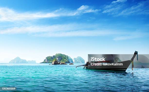 Barco Y De Las Islas Del Mar De Andamán Tailandia Foto de stock y más banco de imágenes de Agua - Agua, Aire libre, Asia