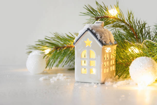 weihnachtsmärchen mit einem zauberhaften schneebedeckten haus, einem reh und einem schlitten. - keramik fotos stock-fotos und bilder