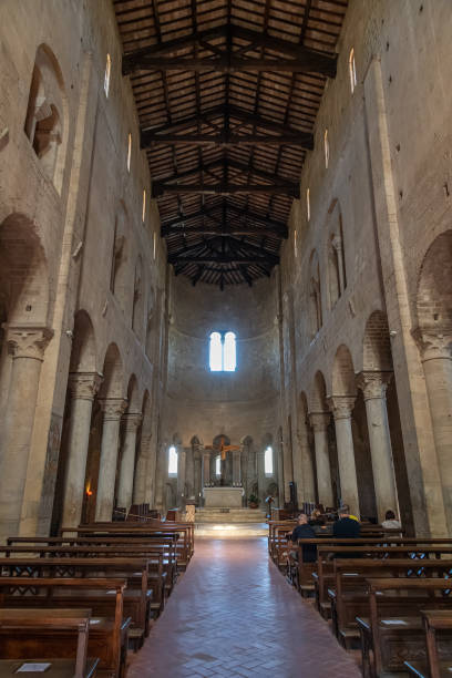 widok wewnątrz opactwa abbazia di sant'antimo w pobliżu castelnuovo dell'abate - abbazia di santantimo zdjęcia i obrazy z banku zdjęć