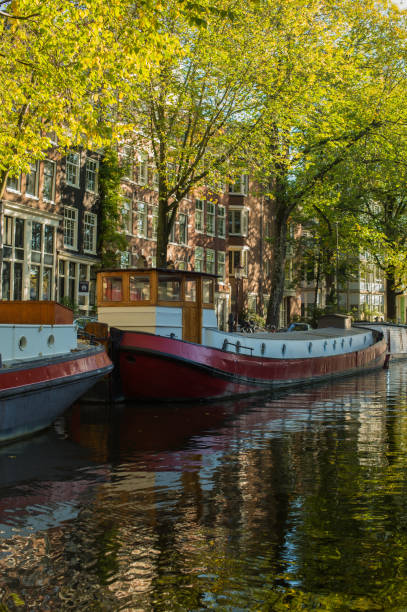 canal with boats and houses canal with boats and houses in Amsterdam jordaan amsterdam stock pictures, royalty-free photos & images