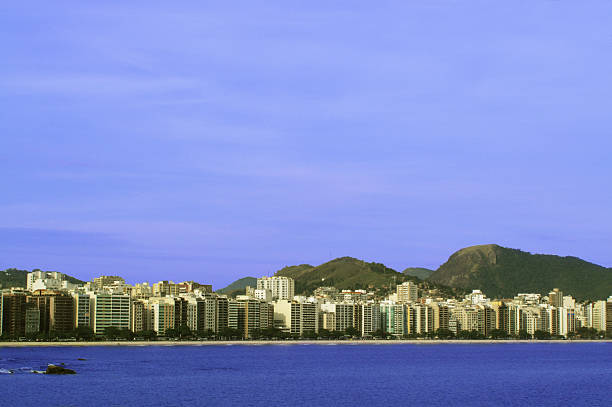 praia de icaraí em niterói cidade - niteroi icarai building feature panoramic - fotografias e filmes do acervo