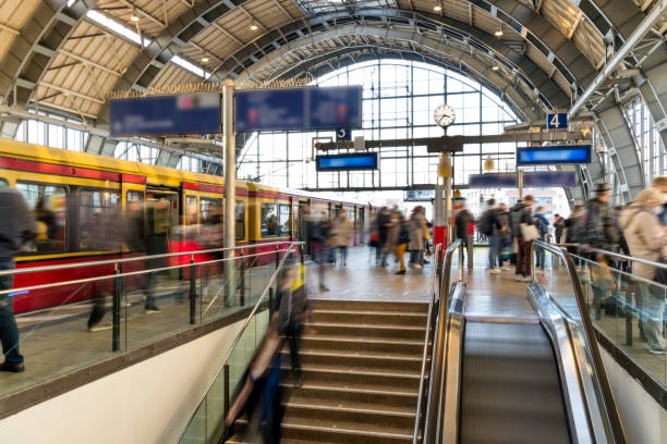 바쁜 기차역에서 통근자 그룹 - train railroad station berlin germany germany 뉴스 사진 이미지