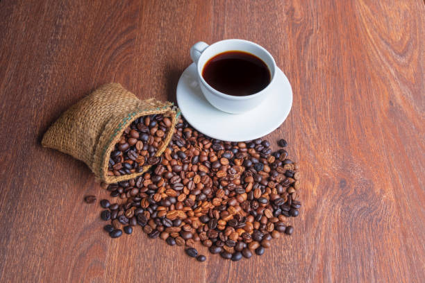 茶色の背景に袋にコーヒーとコーヒー豆のカップ - steam coffee cup black coffee non alcoholic beverage ストックフォトと画像