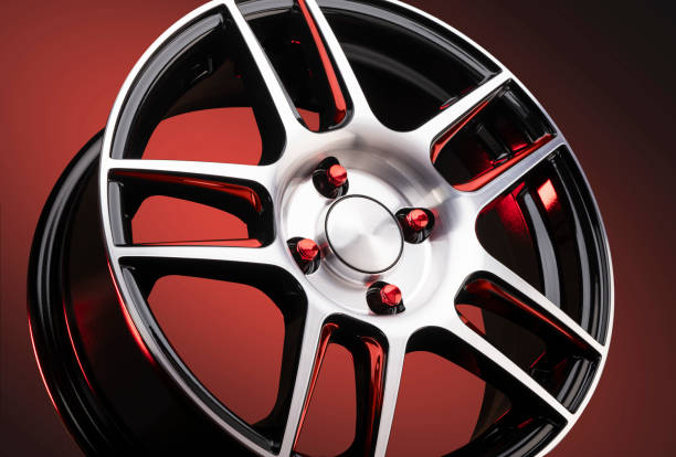 belas rodas de liga vermelha close-up, estilo sporty roda nozes em vermelho em um fundo de fundo de gradiente preto - alloy wheel - fotografias e filmes do acervo