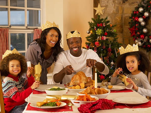 razza mista famiglia a natale cena - turkey carving portion dinner foto e immagini stock